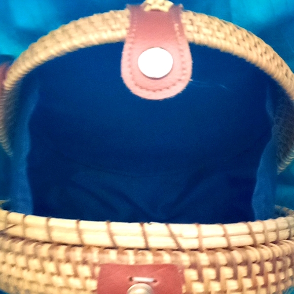 Summer Rose rattan woven crossbody round bag - Picture 6 of 8